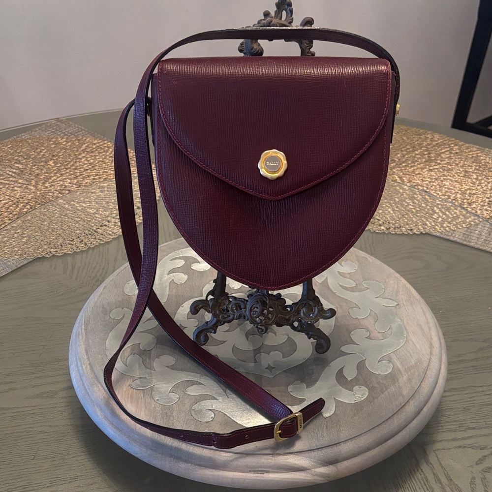 Elegant Burgundy Heart-Shaped Crossbody Bag